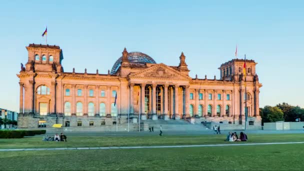 Timelapse: Reichstag binası (Bundestag), Almanya'nın Berlin kentinde, Alman İmparatorluğu'nun İmparatorluk Diyeti'ni barındıracak şekilde inşa edilmiş tarihi bir yapıdır.. — Stok video