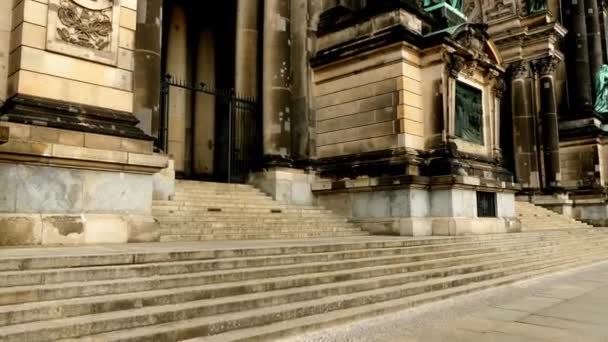 De kathedraal van Berlijn (Berliner Dom) is de korte naam voor de evangelische Supreme Parish en collegiale kerk in Berlijn, Duitsland. Het is gelegen op het Museum eiland in het stadsdeel Mitte. — Stockvideo