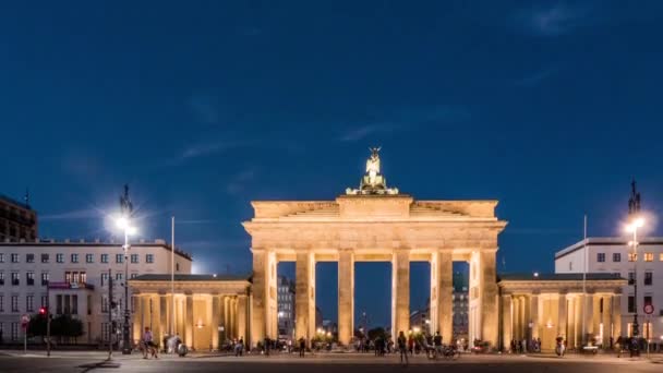 Timelapse: Brandenburg Gate is an 18th-century neoclassical monument in Berlin, and one of the best-known landmarks of Germany. Это ознаменовало начало дороги из Берлина в город Бранденбург-ан-дер-Гавел — стоковое видео