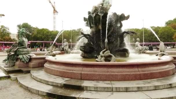 Neptune Fountain em Berlim, Alemanha foi construído em 1891 e foi projetado por Reinhold Begas. O deus romano Netuno está no centro. Quatro mulheres são rios da Prússia: Elba, Reno, Vistula e Oder . — Vídeo de Stock