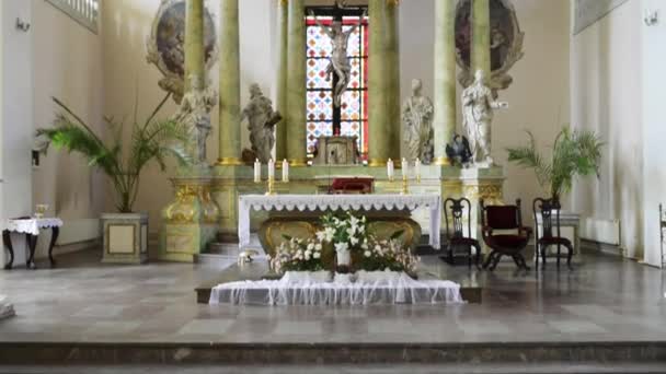 Torun, Polonya - 27 Eylül 2015: Bucak varsayım kutsal bakire Meryem ve kutsal Stephen Vincent Frelichowski - Roma Katolik piskoposluk bölgesi, Torun, deanery belediyesinde bucak. — Stok video