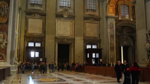 Ρώμη, Ιταλία - Ιανουάριος 24 2015: Η Παπική Βασιλική του Αγίου Πέτρου στο Βατικανό, ή απλά Βασιλική του Αγίου Πέτρου, είναι μια ιταλική αναγέννηση εκκλησία στην πόλη του Βατικανού, η παπική θύλακα μέσα πόλη της Ρώμης. — Αρχείο Βίντεο