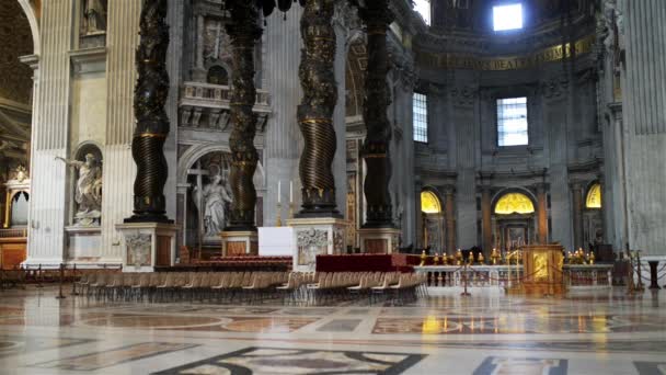 Vaticaanstad - 24 januari 2015: De Pauselijke Basiliek van St. Peter in het Vaticaan, of gewoon de basiliek van St. Peters, is een Italiaanse Renaissance-kerk in Vaticaanstad, de pauselijke enclave binnen de stad Rome. — Stockvideo