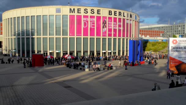 IFA, MESSE, BERLÍN - 5 DE SEPTIEMBRE DE 2016: Internationale Funkausstellung Berlin (Exposición internacional de radio Berlín, también conocida como Berlin Radio Show) es una de las exposiciones industriales más antiguas de Alemania — Vídeo de stock