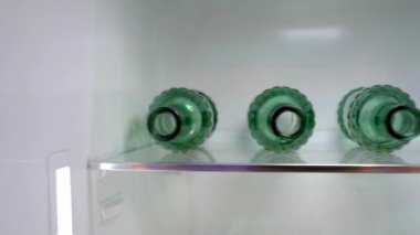 Boş bir raf bir Buzdolabında bira şişesi