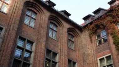 Gotik Torun'da Stary Rynek üzerinde 13. yüzyılda başlayan belediye (almasının) Kuzey Polonya, Vistula Nehri üzerinde bir şehirdir.