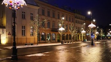 Yeni yılda Krakowskie Przedmiescie. Royal Avenue, Varşova Kraliyet Yolu 'nun en kuzeyindeki bir caddedir ve Polonya' nın Varşova kentindeki Castle Square 'de bulunan Old Town ile Royal Castle' ı birbirine bağlar.