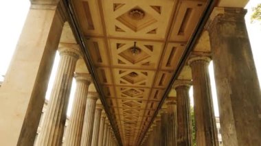 Colonnade Alte neoklasik, romantik, Biedermeier, empresyonist ve erken Modernist sanat topluluğu gösterilen Nationalgalerie (eski National Gallery) devlet müzeleri, Berlin, Almanya, tarih içinde.