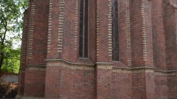 Iglesia de los Santos Apóstoles Santiago y Felipe en Torun, Polonia - antigua iglesia parroquial de la Ciudad Nueva se encuentra en la esquina oriental del Mercado Nowomiejskiego. Templo fue construido desde 1309 hasta el siglo XV . — Vídeo de stock