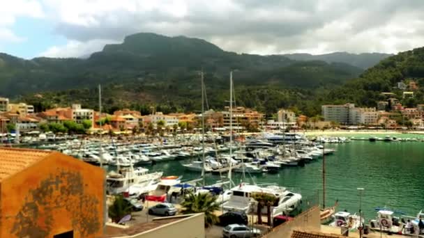 Port de soller ist ein Dorf und der Hafen der Stadt auf Mallorca, Balearen, Spanien. zusammen mit dem Dorf Fornalutx und dem Weiler Biniaraix verbinden sie sich zu soller. — Stockvideo