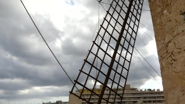 4k antiguos molinos de El Jonquet. Palma es la capital y la ciudad más grande de la isla de Mallorca de la comunidad autónoma de Baleares en España . — Vídeos de Stock