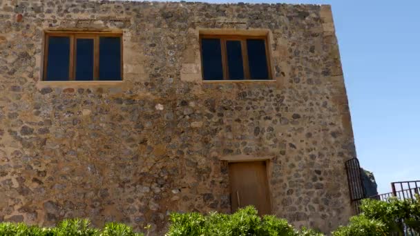 4k Old capela, Oratorio de Santa Caterina de Alexandria em uma colina na entrada do Porto de Soller, agora abriga museu do mar. Este é o Museu de la Mar, Maiorca das Ilhas Baleares em Espanha . — Vídeo de Stock