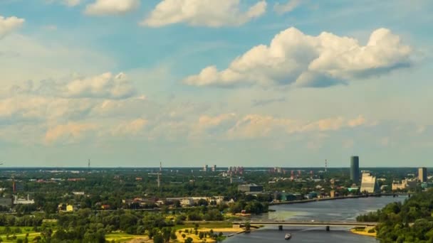 Timelapse: Riga es la capital y la ciudad más grande de Letonia. Riga es la ciudad más grande de los estados bálticos. La ciudad se encuentra en el Golfo de Riga, en la desembocadura del Daugava . — Vídeos de Stock