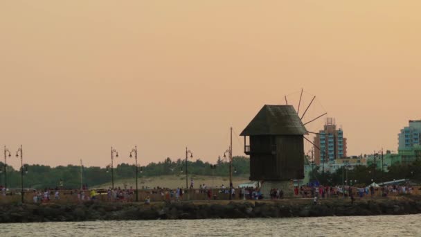 Nesebar, Bulgaristan - 26 Temmuz 2016: Eski şehir. Nesebar, Burgaz eyaletinde yer alan Bulgaristan'ın Karadeniz Kıyısındaki en önemli sahil beldelerinden biridir.. — Stok video