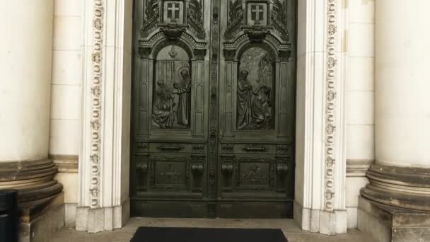 Berlin Cathedral (Berliner Dom) è il nome breve della parrocchia evangelica suprema e della chiesa collegiale di Berlino, in Germania. Si trova sull'isola dei musei nel quartiere Mitte . — Video Stock