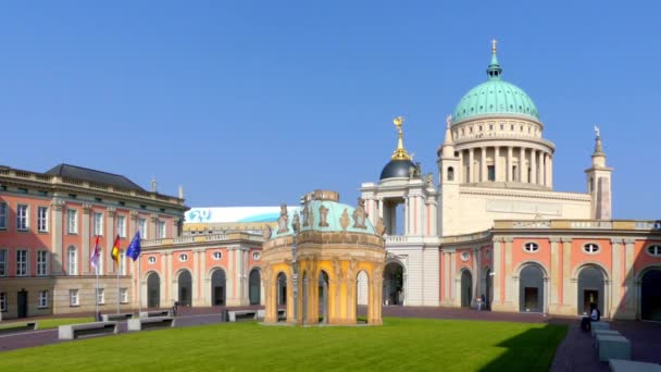 Fortuna oyun ve kamu iç avlusu Parlamento Binası. Brandenburg Potsdam, Almanya devleti tek kamaralı yasama Brandenburg Eyalet Meclisi (Brandenburg Eyalet Parlamentosu) olduğunu. — Stok video