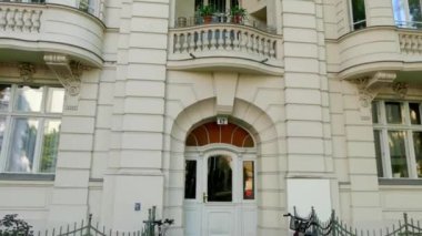 Güzel cephe ile eski evi. Sokak Feuerbachstrasse 42 Potsdam, Almanya. Potsdam Brandenburg, Nehri Havel üzerinde Alman federal devleti olduğunu.