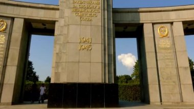 Sovyet savaş anıtı (Tiergarten) birkaç savaş anıtları dikilen savaşı anmak için SSCB tarafından Berlin'de, Almanya sermaye city, biri ölü.