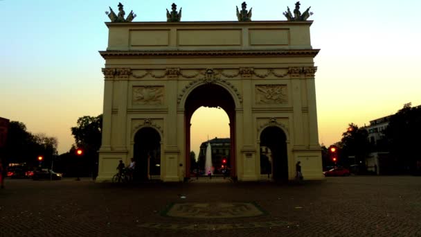 Puerta de Brandeburgo en Luisenplatz en Potsdam, Alemania fue construida en 1770 por Gontard y Unger por orden de Federico II de Prusia, en Brandenburger Strasse, que se extiende a la Iglesia de Pedro y Pablo . — Vídeos de Stock