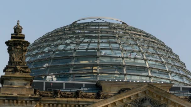 Glazen koepel van de Reichstag. Rijksdag gebouw (Bundestag) is een historische bouwwerk in Berlijn, Duitsland, gebouwd huis de Rijksdag van het Duitse Keizerrijk. — Stockvideo