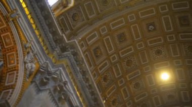 Roma, İtalya - 24 Ocak 2015: Papalık Basilica of St. Peter Vatikan ya da sade bir şekilde St. Peters Bazilikası, Vatikan, Papa'nın yerleşim bölgesi Roma şehrinin içinde bir İtalyan Rönesans kilisede olduğunu.