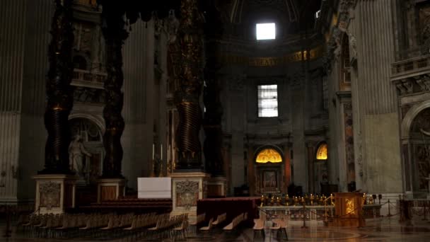 Rome, Olaszország - január 24 2015-ig: A pápai bazilika a Szent Péter a Vatikán, vagy egyszerűen a Szent Péter bazilika, egy olasz reneszánsz templomtól, a Vatikán, a Pápai városán belül Rómába. — Stock videók