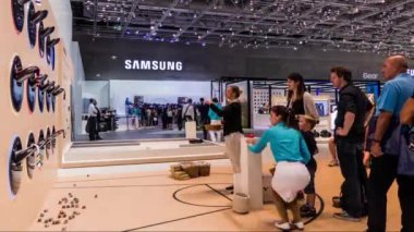 IFA, Messe, Berlin - 7 Eylül 2016: timelapse Samsung grup salonu Internationale Funkausstellung Berlin, Almanya