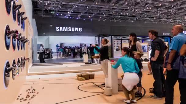 IFA, MESSE, BERLÍN - 7 DE SEPTIEMBRE DE 2016: timelapse Samsung Group hall on Internationale Funkausstellung Berlín, Alemania — Vídeos de Stock