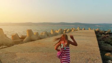 Bir antik kenti ve Burgaz ili içinde bulunan büyük deniz tatil Bulgar siyah deniz kenarı, iki küçük güzel kızlar walk ın Nesebar biridir.