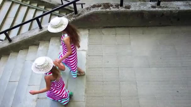 Twee mooie meisjes lopen van trap in Kaunas, Litouwen. — Stockvideo