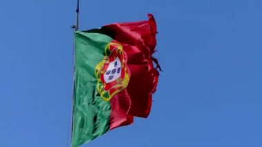 Portekiz (Bandeira de Portekiz) bayrağı Portekiz Cumhuriyeti bayrağı var. Bir dikdörtgen olduğunu bir alanla çift renkli düzensiz vinç üzerinde yeşil ve kırmızı anında bölünmüş.