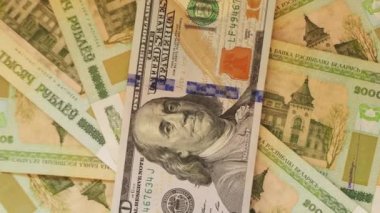 Belarus ruble par değeri 200 bin yalan ve ABD Doları (Amerikan Doları) üzerinde ahşap masa.