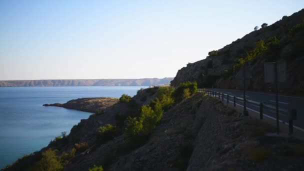 Côte rocheuse croate sur la mer Adriatique par une journée chaude ensoleillée .