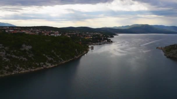 El puente de Maslenica es un puente de cubierta que lleva la carretera estatal D8 aproximadamente 1 km al oeste del asentamiento de Maslenica, Croacia. — Vídeos de Stock