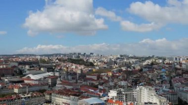Lizbon Panorama. Lizbon Portekiz 'in başkentidir. Avrupa 'nın en batı başkenti konumundadır. Lizbon, Atlantik Okyanusu ve Tagus Nehri üzerindeki Batı İber Yarımadası 'nda yer alır..