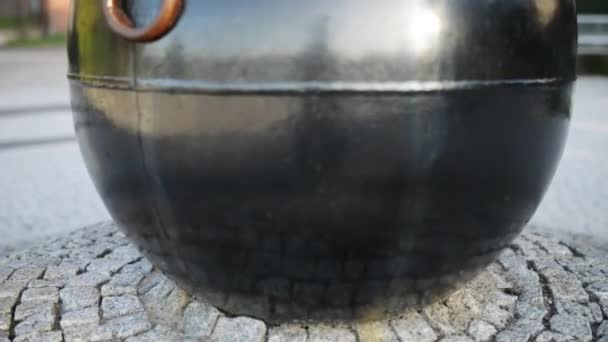 Mina no pedestal perto da porta do monastery do espírito holy ou da porta da donzela - uma das três portas medievais de Torun, Poland, que sobreviveram até hoje . — Vídeo de Stock