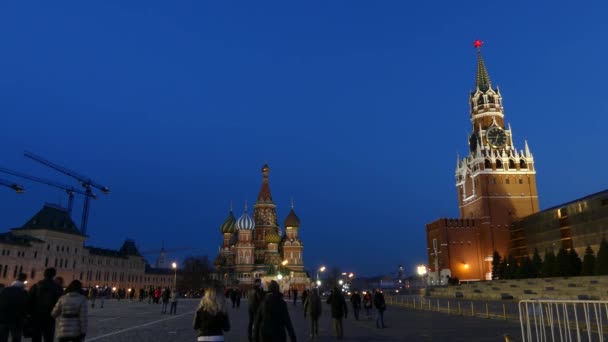 モスクワの赤の広場。それはワシリイとして知られている歴史的な商業地区からクレムリン、ロシアの大統領の公式の住居を分離します。赤の広場モスクワ中心部の広場. — ストック動画