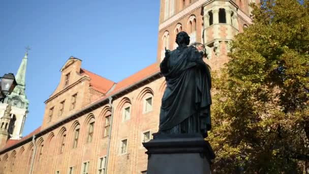 Torun, Polonya ev kasabasında Nicolaus Copernicus anıt, — Stok video