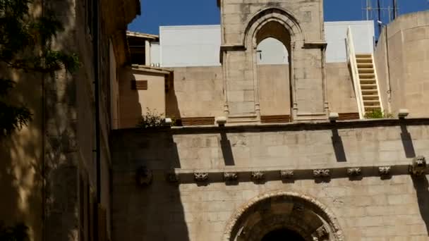 4k Lonja de Palma de Mallorca e Sa Llotja è uno dei capolavori dell'architettura gotica a Maiorca. Fu costruito da Guillem Liguera tra il 1420 e il 1452 e fu sede del College of Merchants. . — Video Stock