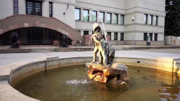 Zeitlupe: Brunnen mit Gnom rund um das große Kriegsmuseum von Vytautas in Kaunas, Litauen. Das fertige Museum wurde am 16. Februar 1936 eröffnet. — Stockvideo