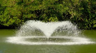 Eski Şehir Parkı gölette küçük çeşme.