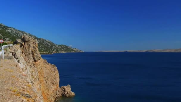 뜨거운 화창한 날 바다에 크로아티아 바위 해안. — 비디오