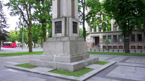 Vrijheidsmonument in Kaunas, Litouwen door beeldhouwer Juozas Zikaras werd opgericht in 1928 ter gelegenheid van de 10de verjaardag van herstel van de onafhankelijkheid van Litouwen. — Stockvideo