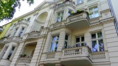 Güzel cephe ile eski evi. Sokak Feuerbachstrasse 42 Potsdam, Almanya. Potsdam Brandenburg, Nehri Havel üzerinde Alman federal devleti olduğunu.