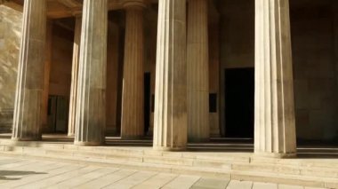 Neue Wache (yeni lanet) Berlin, şimdi Almanya sermaye ve eski başkenti Ddr ve Prusya Krallığı bir binadır. O - savaş ve diktatörlük mağdurları için Frg Merkezi Memorial.