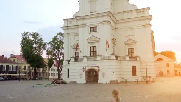 Ратуша Каунаса находится в центре Ратушной площади в самом сердце Старого города, Каунаса, Литва. Структура датируется XVI веком. Здесь находится Музей керамики. . — стоковое видео