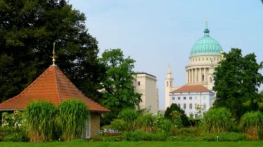 Potsdam'daki St.Nicholas Kilisesi eski Pazar Meydanı (Alter Markt), Almanya üzerinde bir evangelist Lutheran Kilisesi var. Merkezi planı klasik tarzda Bina planları için Karl Friedrich Schinkel tarafından yaptırılmıştır.