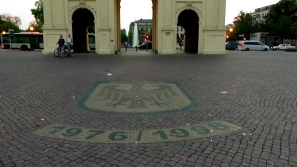 Brandenburger Gate på Luisenplatz i Potsdam, Tyskland, ble bygget i 1770 av Gontard og Unger etter ordre fra Fredrik II av Preussen, på Brandenburger Strasse, som løper inn til kirken til Peter og Paul . – stockvideo