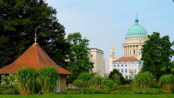 Kostel svatého Mikuláše v Postupimi je evangelicko-luteránské církve na Old Market Square (Alter Markt), Německo. Centrální plán budovy v klasicistním stylu byla postavena k plánům Friedrichen Schinkelem. — Stock video