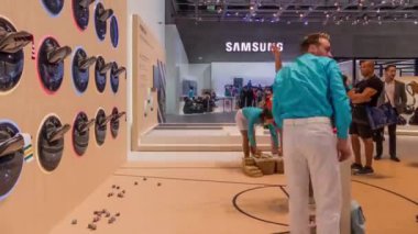 IFA, Messe, Berlin - 7 Eylül 2016: timelapse Samsung grup salonu Internationale Funkausstellung Berlin, Almanya